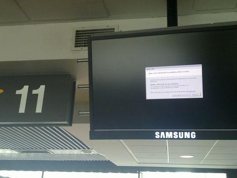 Bildschirm an einem Flughafen-Gate zeigt ein Windows-Fehlerfenster statt der Fluginformation