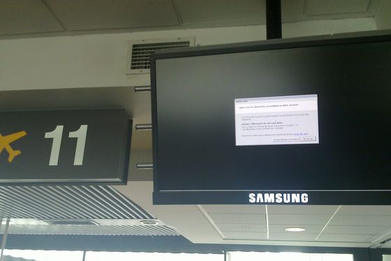 Bildschirm an einem Flughafen-Gate zeigt ein Windows-Fehlerfenster statt der Fluginformation