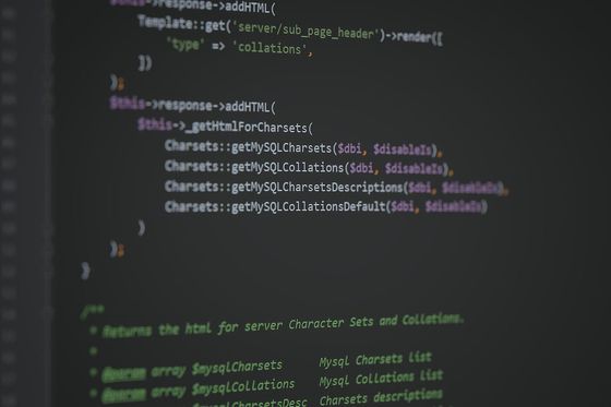 PHP-Quellcode in einem dunklen Code-Editor, nur wenige Zeilen scharf gestellt
