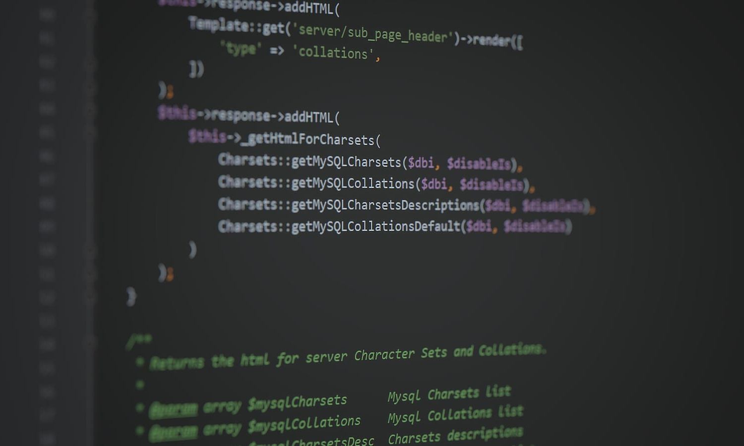 PHP-Quellcode in einem dunklen Code-Editor, nur wenige Zeilen scharf gestellt