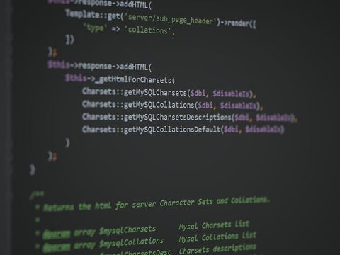 PHP-Quellcode in einem dunklen Code-Editor, nur wenige Zeilen scharf gestellt