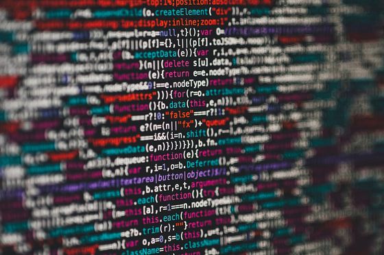 Farbiger JavaScript-Quellcode auf einem Bildschirm, nur die Bildmitte ist scharf