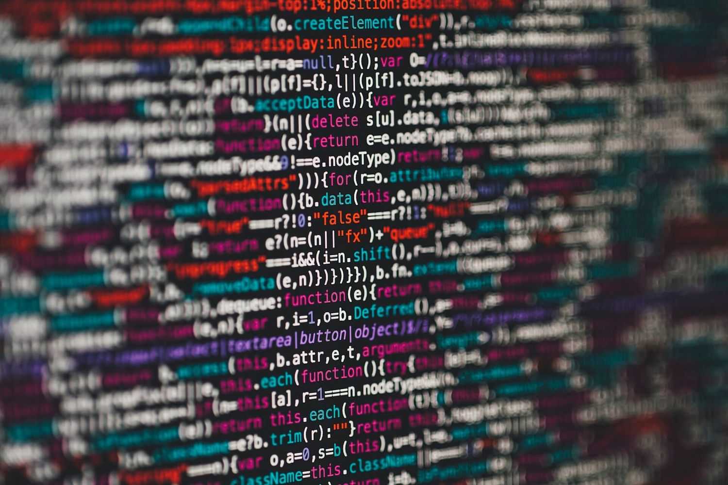 Farbiger JavaScript-Quellcode auf einem Bildschirm, nur die Bildmitte ist scharf