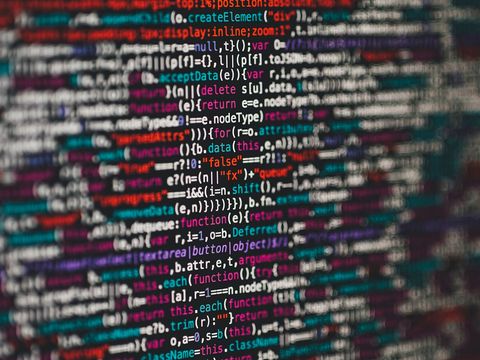 Farbiger JavaScript-Quellcode auf einem Bildschirm, nur die Bildmitte ist scharf